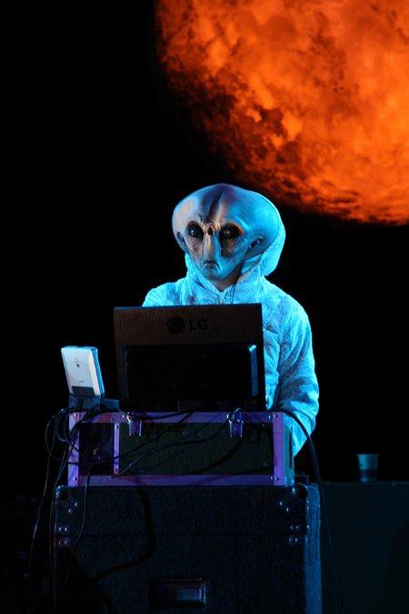 Ridiculoid vjing at Splore music festival, 2010